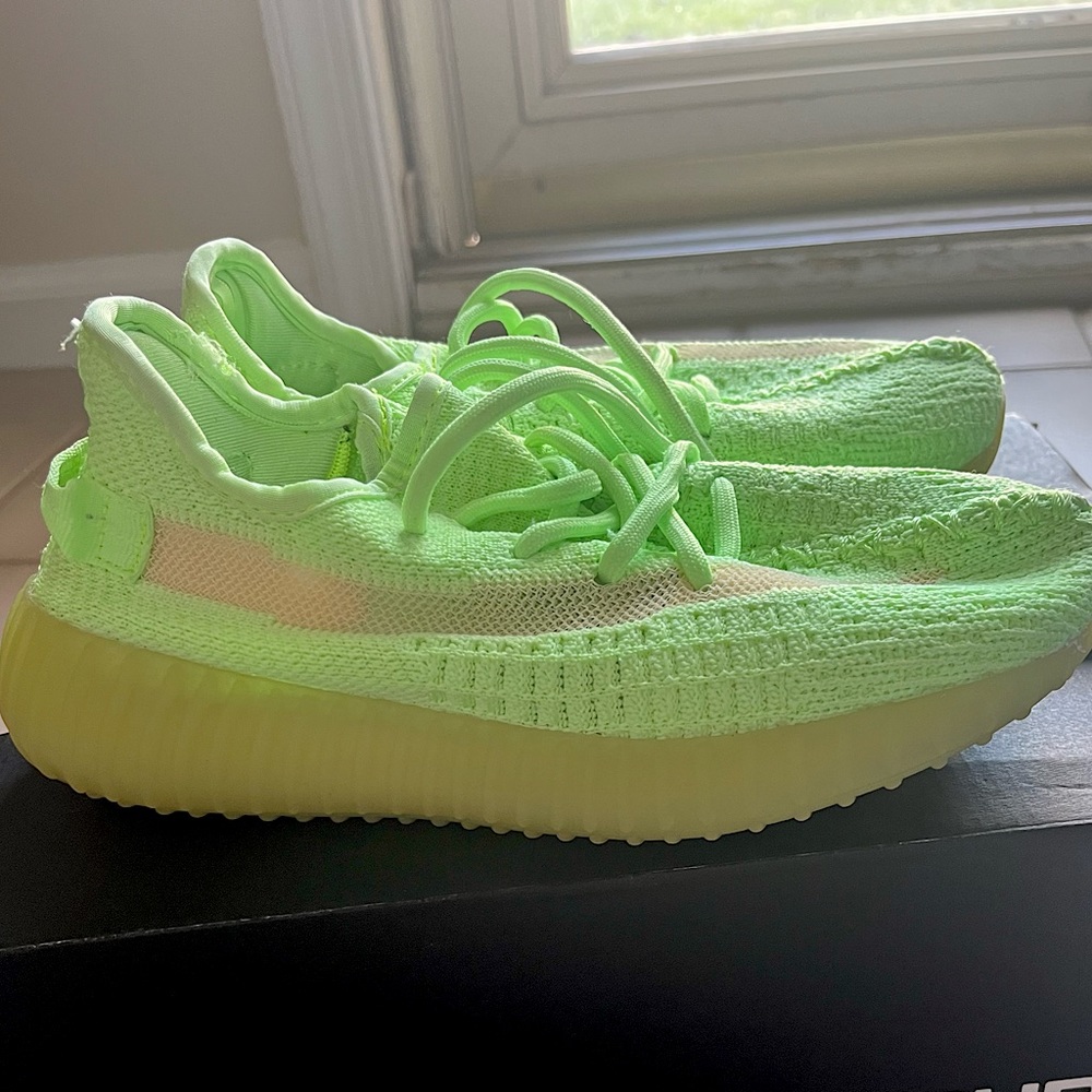 Adidas Yeezy Boost 350 V2 GLOW Kids, size 2 1/2 gently worn.